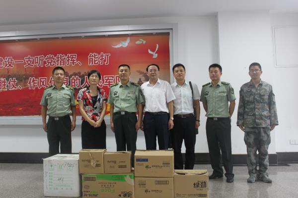 市委统战部慰问预备役.JPG