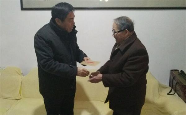 卢书记慰问.jpg