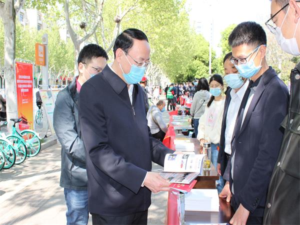 市委统战部常务副部长董晓冰前往展台指导宣传工作.jpg