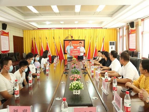 民建阜阳市委会在阜阳二中举行“爱心筑梦起航•金秋助学”捐赠仪式.jpg