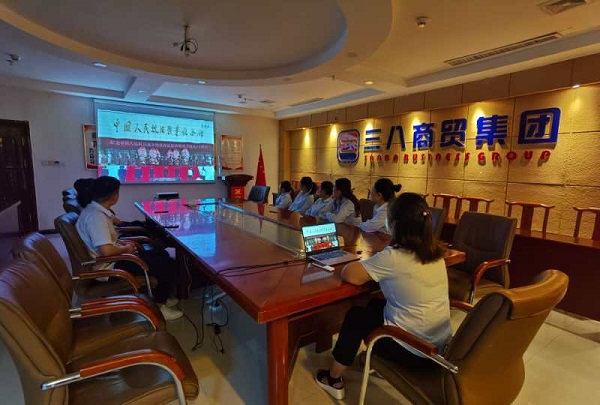 阜阳市工商联系统组织观看反法西斯75周年颍上县三八商贸集团观看照片.jpg