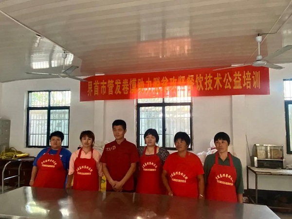 界首市委统战部开展管发卷馍助力脱贫攻坚.jpg