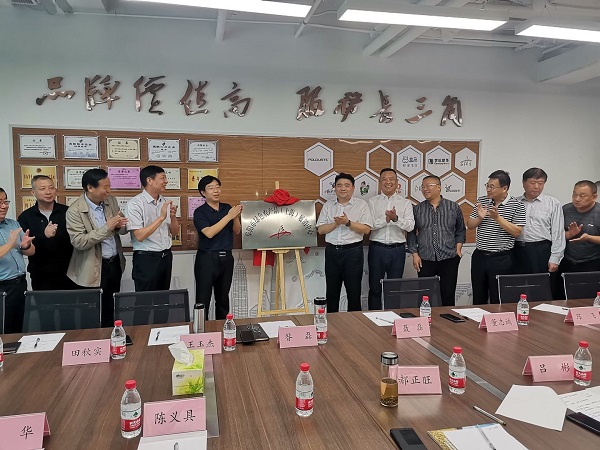 聂主席在瓦大上海中心1.jpg
