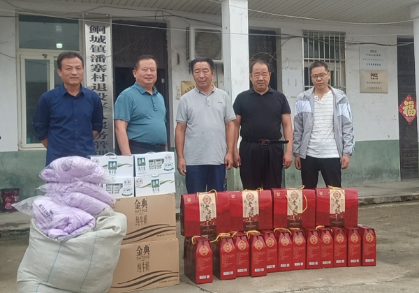 临泉县工商联中秋走访慰问..png