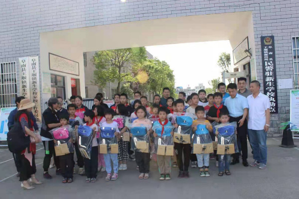“关爱儿童，新阶层在行动”.jpg