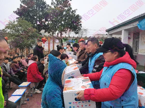 民间同行，暖冬行动.jpeg