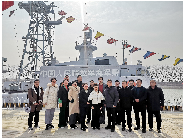参观红色教育基地.png