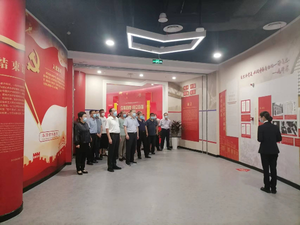 参观科技馆.jpg