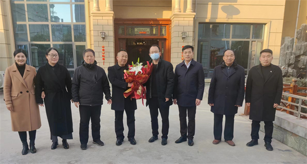 2023.02.01“党建引侨建，共谋新发展”----县委常委、统战部长陶军春节后看望侨胞吕建邦-1.jpg